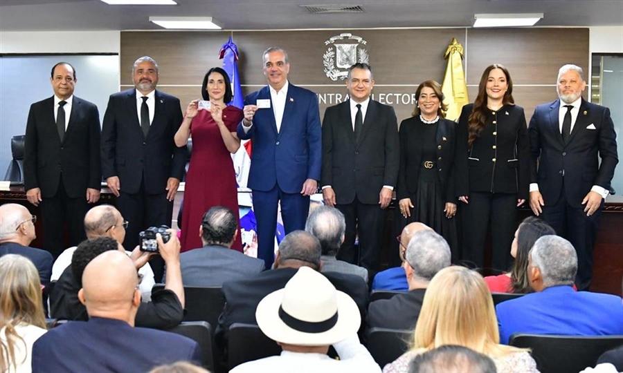 JCE entrega primera cédula de identidad y electoral en el nuevo formato al presidente RD y la primera dama