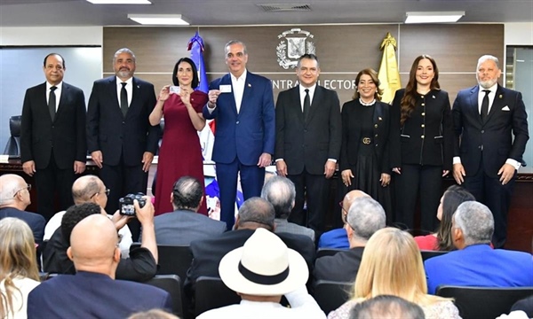 JCE entrega primera cédula de identidad y electoral en el nuevo formato al presidente RD y la primera dama