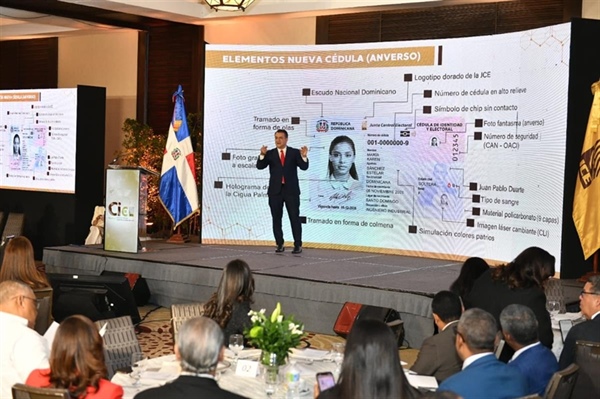 La JCE presenta diseño de las nuevas cédulas a periodistas, comunicadores y líderes de opinión