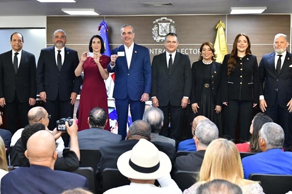 JCE entrega primera cédula de identidad y electoral en el nuevo formato al presidente RD y la primera dama